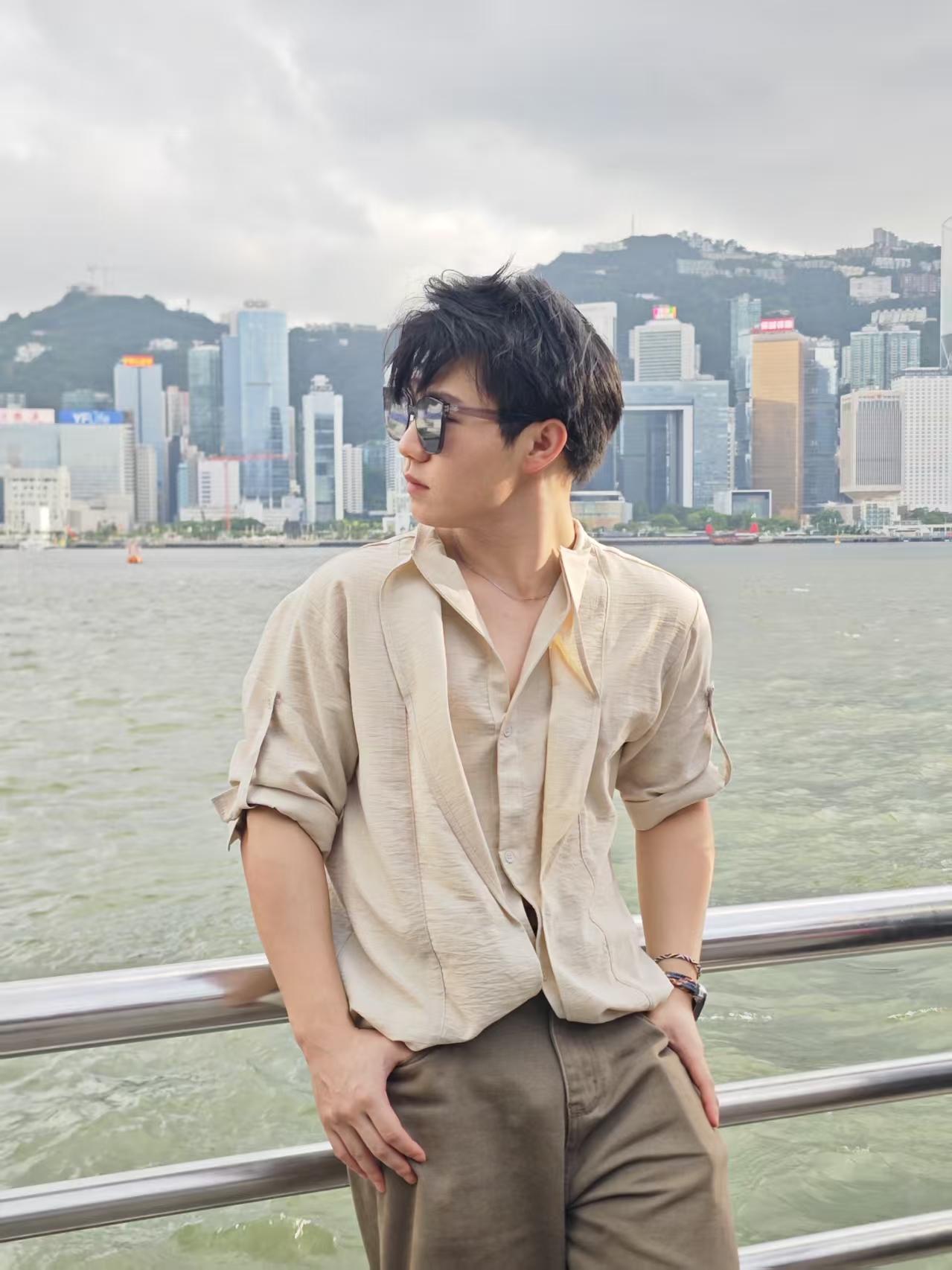 范子豪在海港边旅行